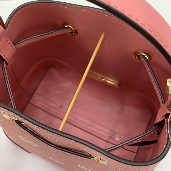 MICHAEL KORS
Mercer Small Logo Embossed Leather Bucket Bag
COLOR PRIMROSE - Picture 9 of 15